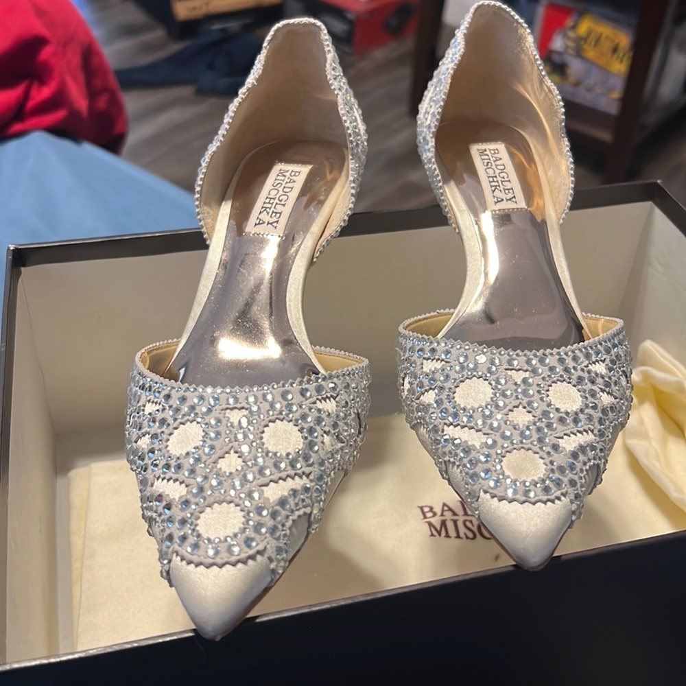 Badgley mischka Like new heals. Only worn for a few hours at a wedding.